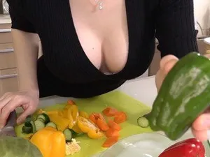 Chồng yêu già vừa rời khỏi nhà, Người vợ đã đưa mông cho cậu con trai địt